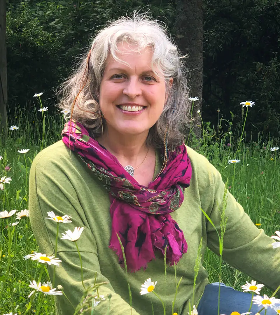 Ulrike Roth – Natur-Geomantin in einer Blumenwiese